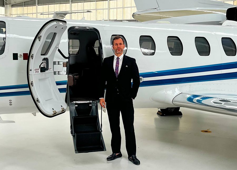 Paul Malicki con jet privado mexicano en Toluca